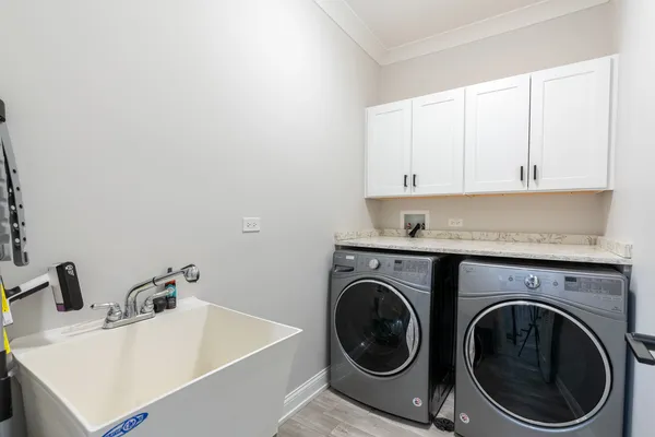 $1,400,000 | 729 West Barry Avenue, Unit 1, Chicago, IL 60657