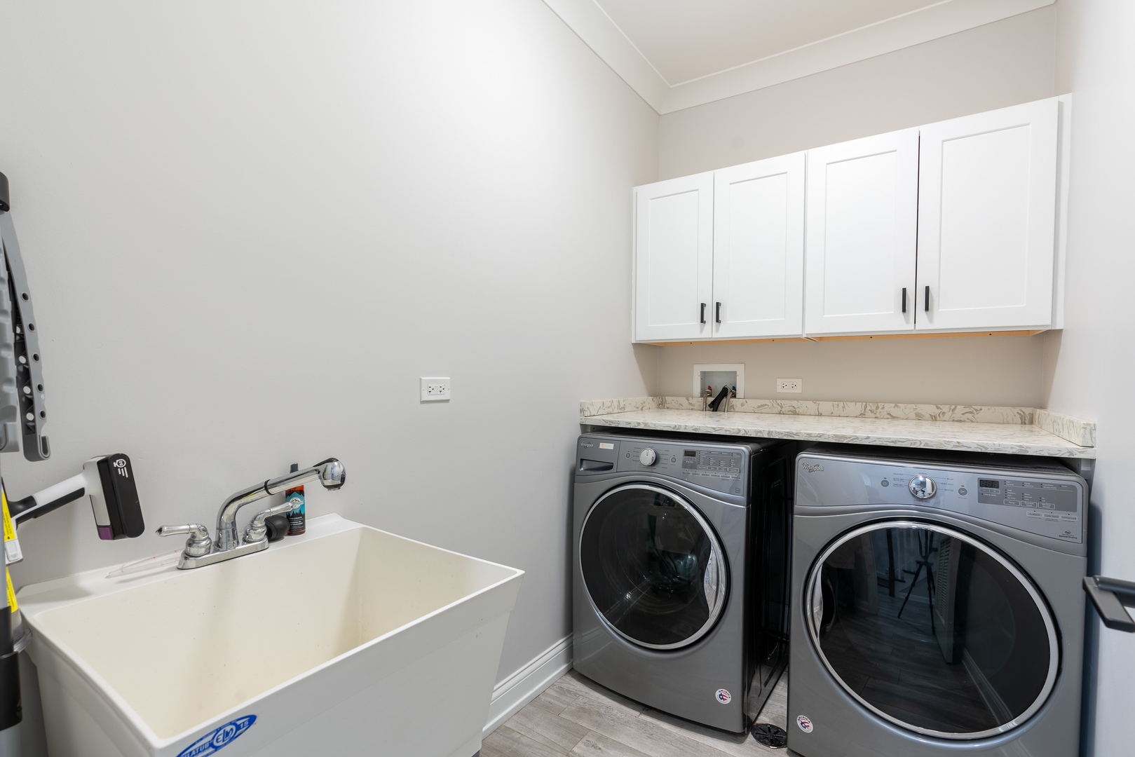 729 West Barry Avenue, Unit 1 Chicago, IL 60657 - Photo 20 of 34 a utility room with sink dryer and washer