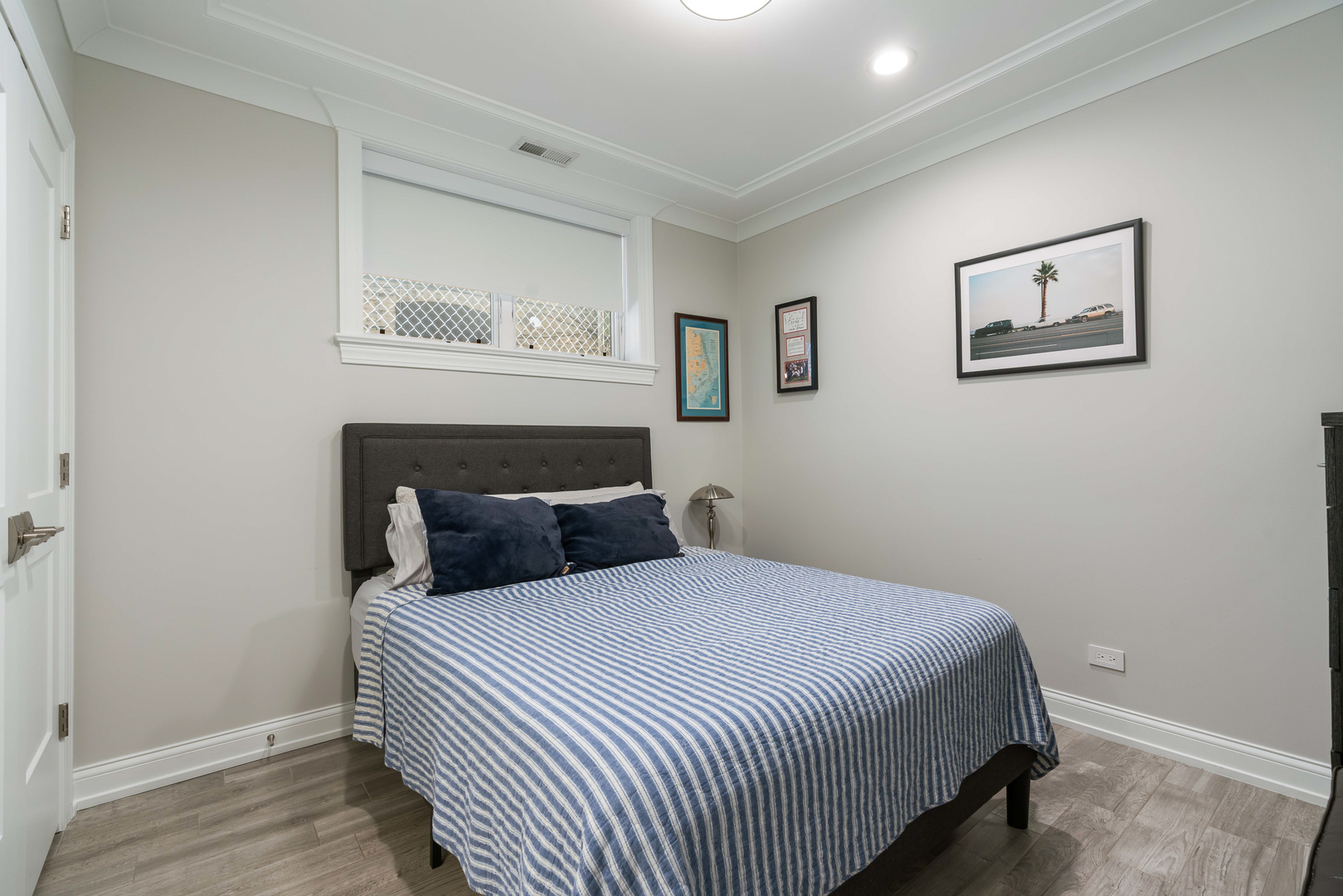 729 West Barry Avenue, Unit 1 Chicago, IL 60657 - Photo 25 of 34 a bedroom with a large bed and a window