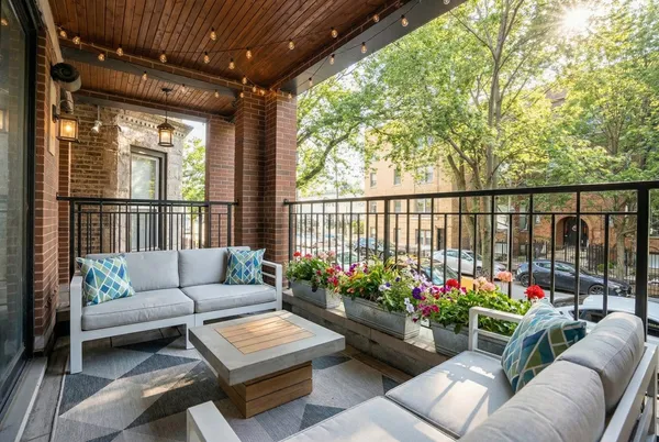 $1,400,000 | 729 West Barry Avenue, Unit 1, Chicago, IL 60657