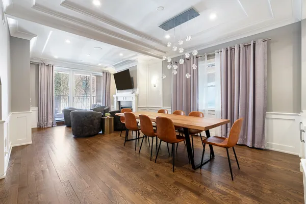 $1,400,000 | 729 West Barry Avenue, Unit 1, Chicago, IL 60657
