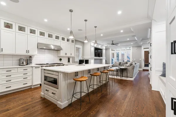 $1,400,000 | 729 West Barry Avenue, Unit 1, Chicago, IL 60657
