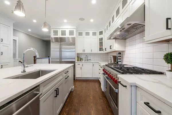 $1,400,000 | 729 West Barry Avenue, Unit 1, Chicago, IL 60657