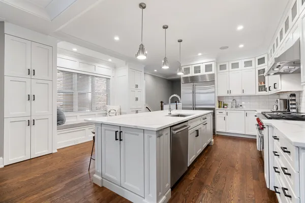 $1,400,000 | 729 West Barry Avenue, Unit 1, Chicago, IL 60657