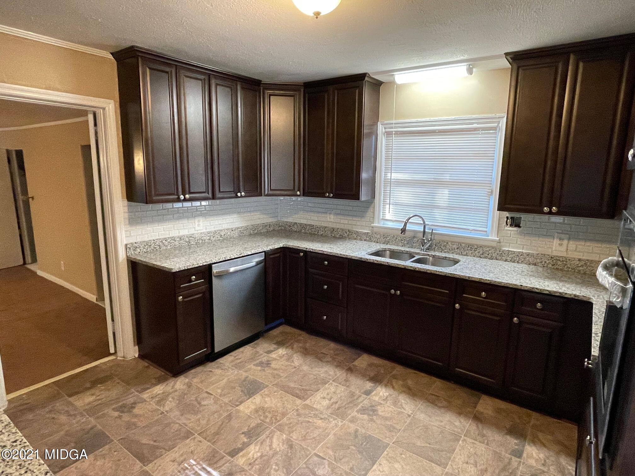 809 Lee Road Macon, GA 31204 - Photo 3 of 11 IMG_3583