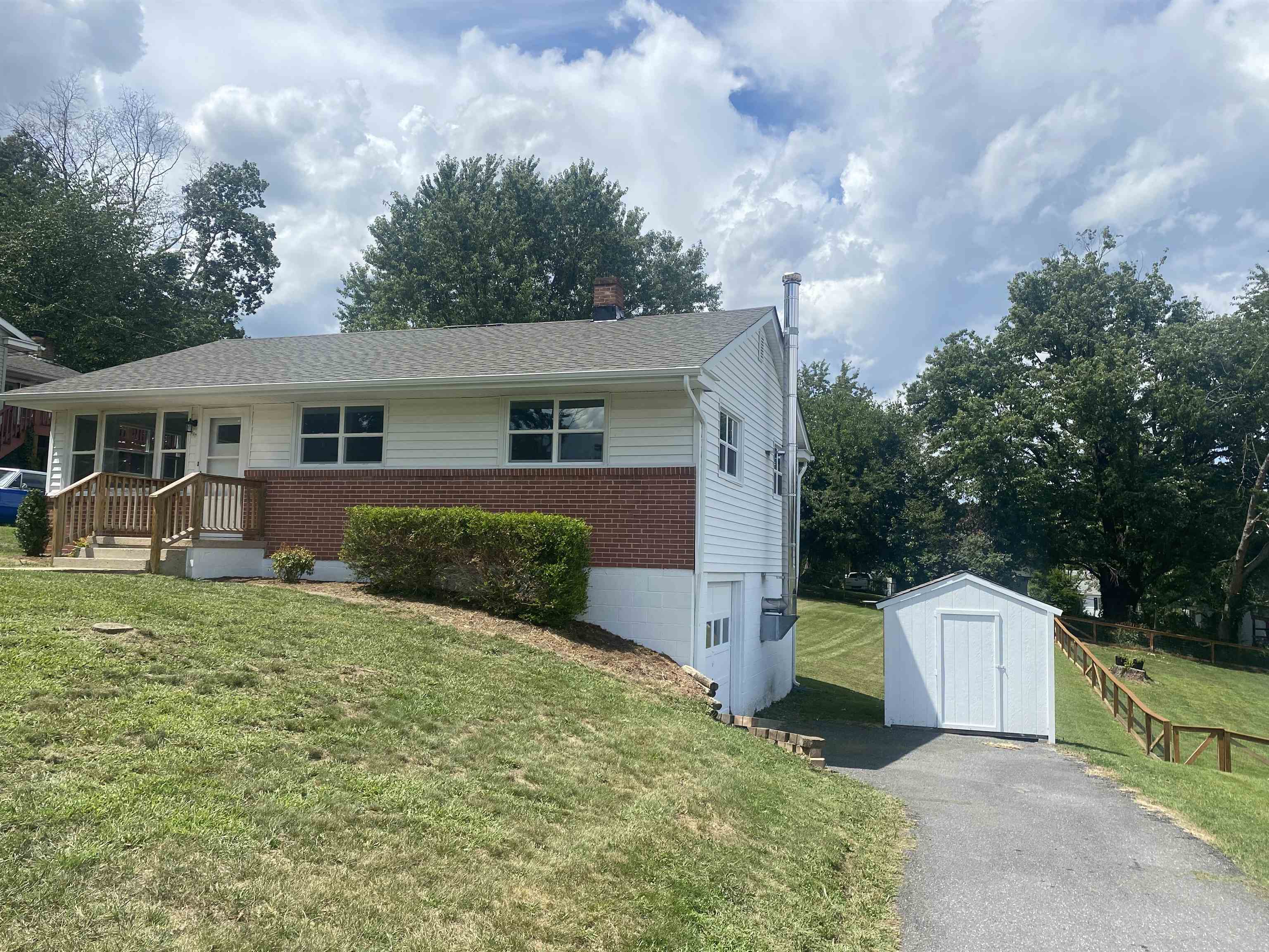 214 Surrey Road Staunton, VA 24401 - Photo 4 of 30 Gallery Image 4