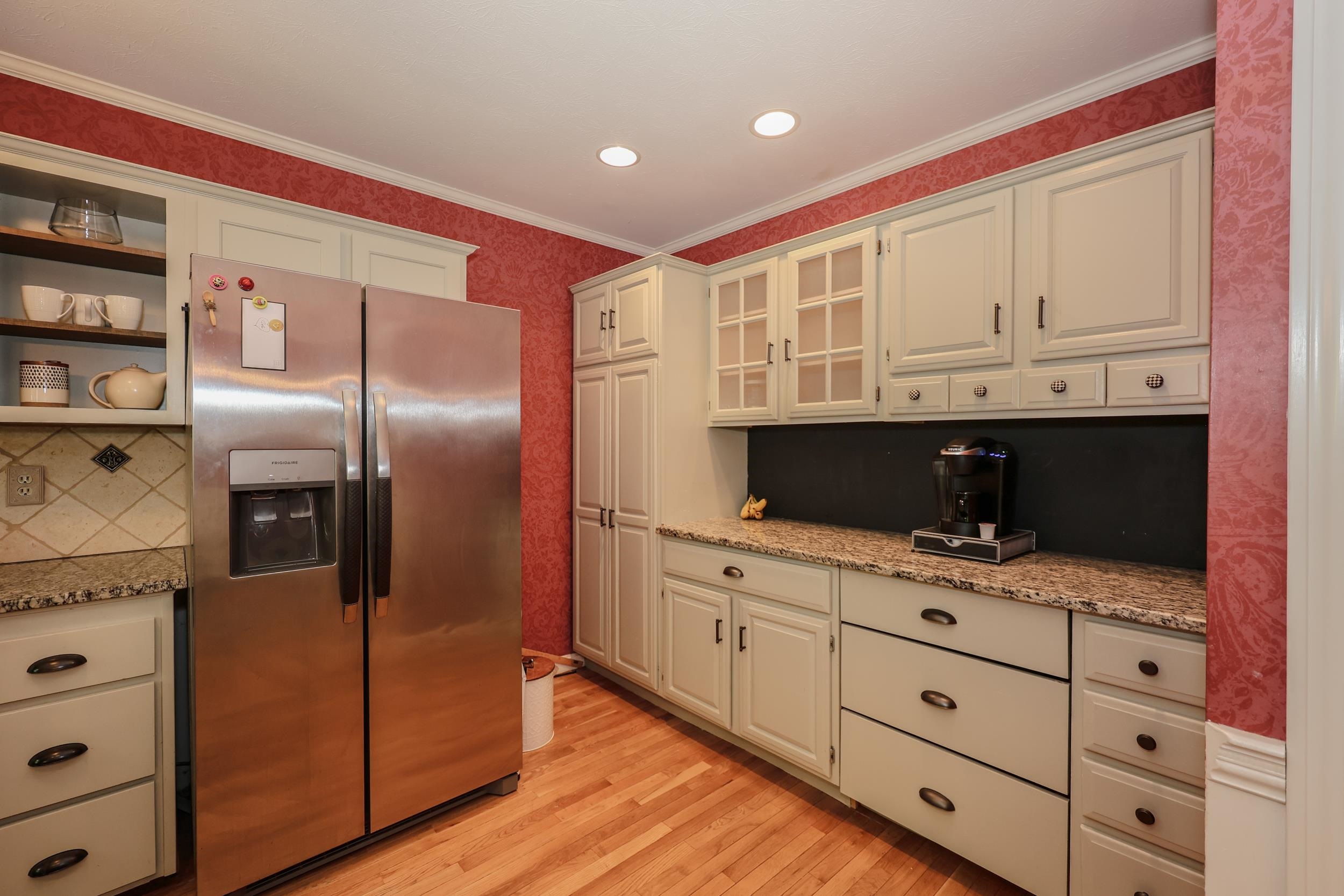 31 Stanstead Place Nashua, NH 03063 - Photo 4 of 42