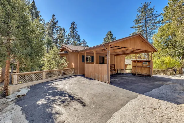 a view of a house with backyard