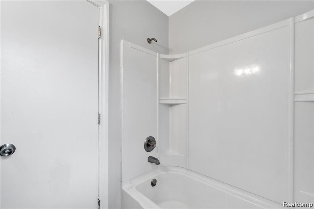 823 West Silver Lake Road Fenton, MI 48430 - Photo 16 of 31