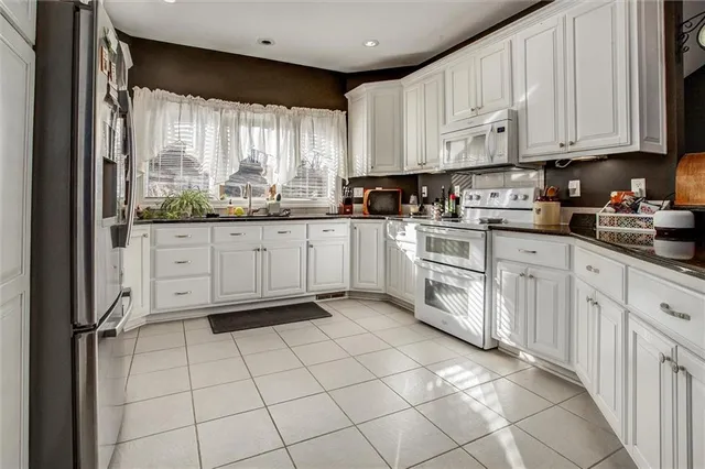 $545,000 | 2312 Southeast Rattle Snake Hill, Butler, MO 64730