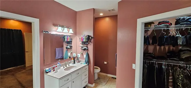 $550,000 | 2312 Southeast Rattle Snake Hill, Butler, MO 64730