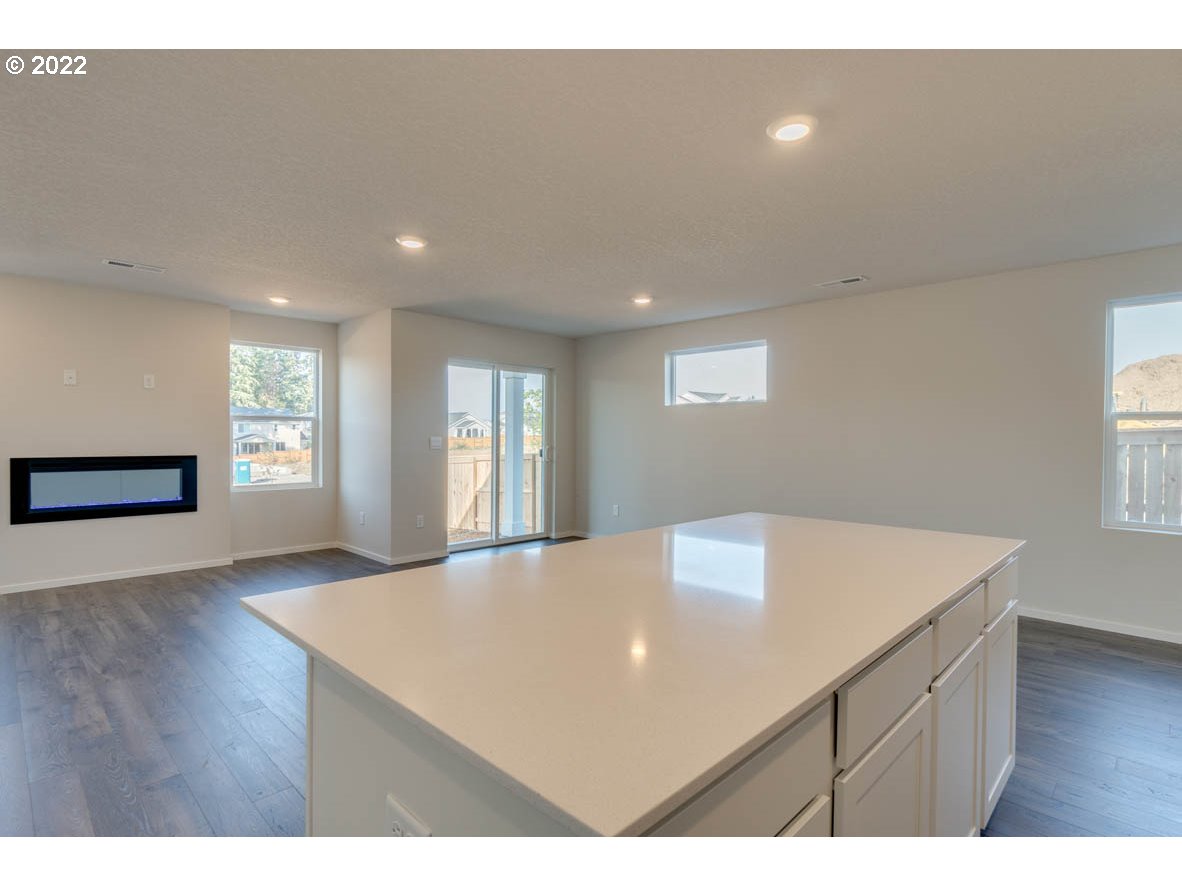 241 Northeast 28th Court Ridgefield, WA 98642 - Photo 6 of 27 Kitchen