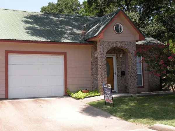 $1,100 | 822 Tangle Oaks Drive, Bellville, TX 77418