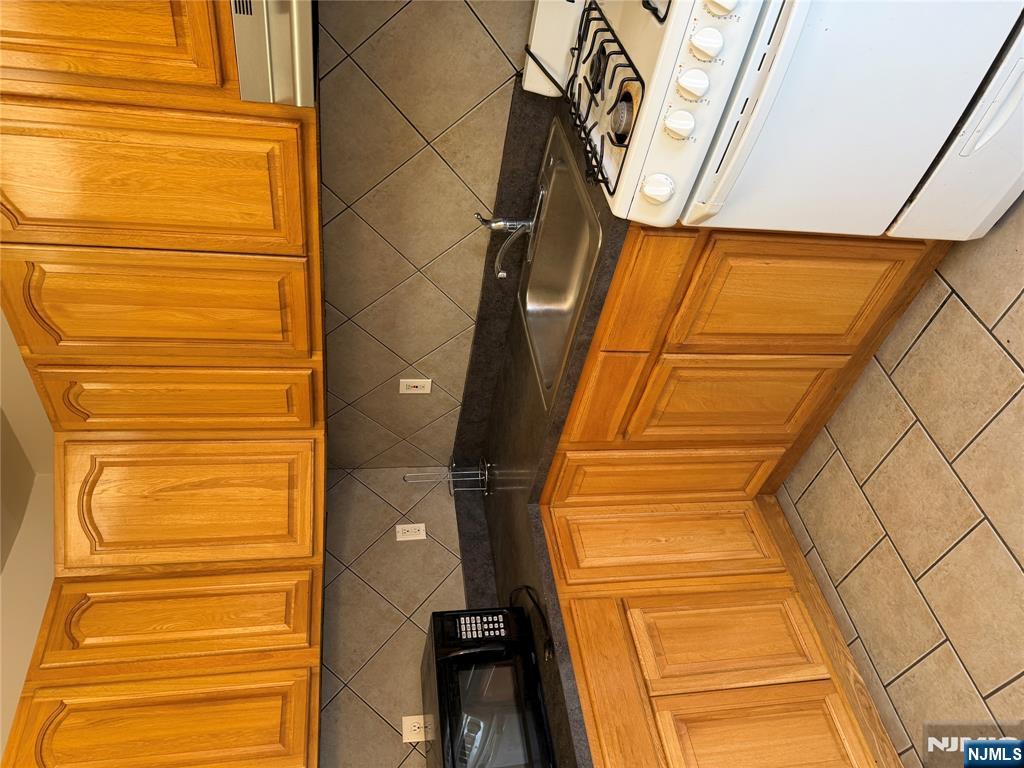 135 Everett Place, Unit 2 East Rutherford, NJ 07073 - Photo 8 of 12