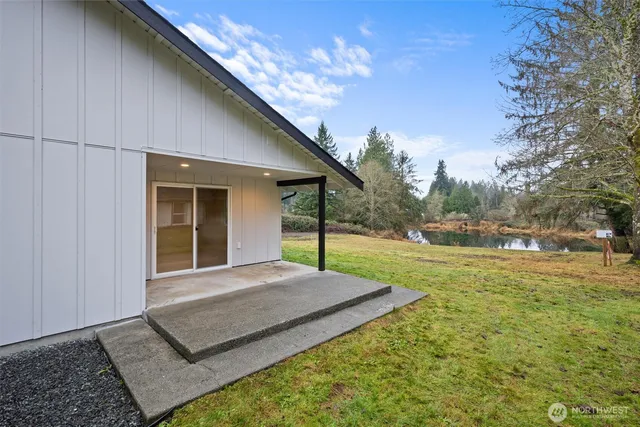 a view of a house with a backyard