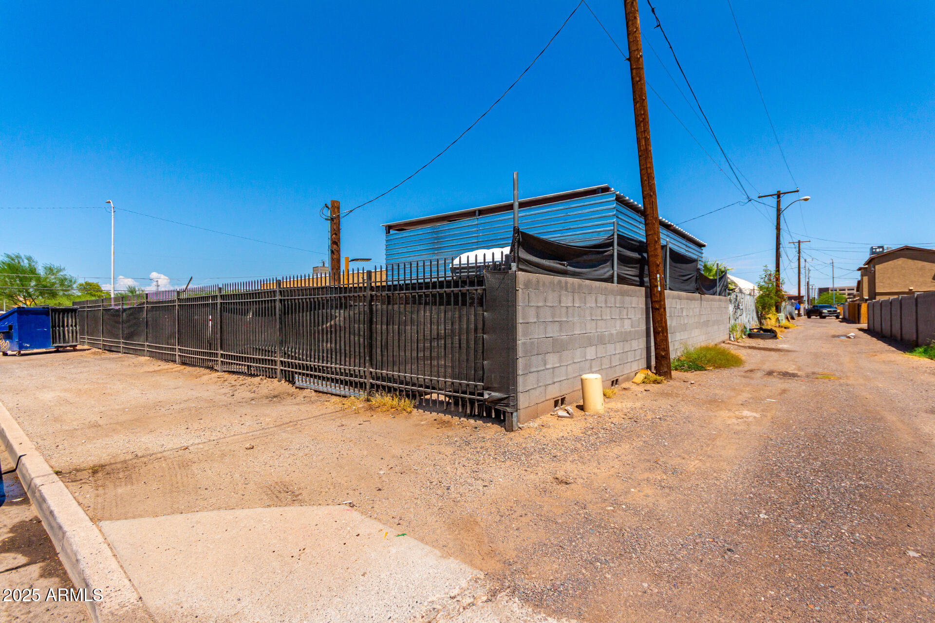 1117 West Buckeye Road, Unit 5 Phoenix, AZ 85007 - Photo 29 of 32 a view of a backyard of the house