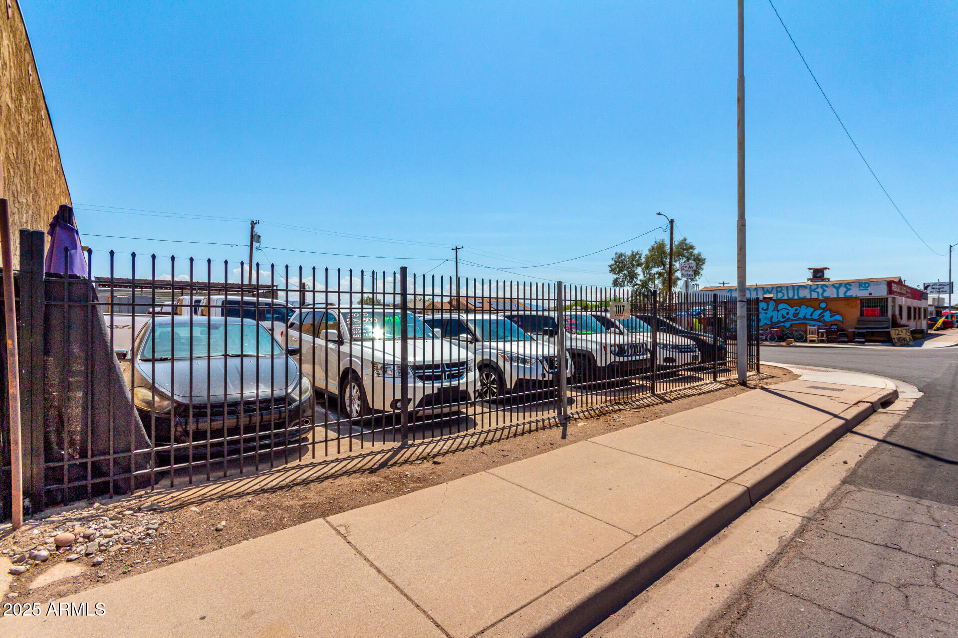 1117 West Buckeye Road, Unit 5 Phoenix, AZ 85007 - Photo 10 of 32 a view of a terrace with chairs