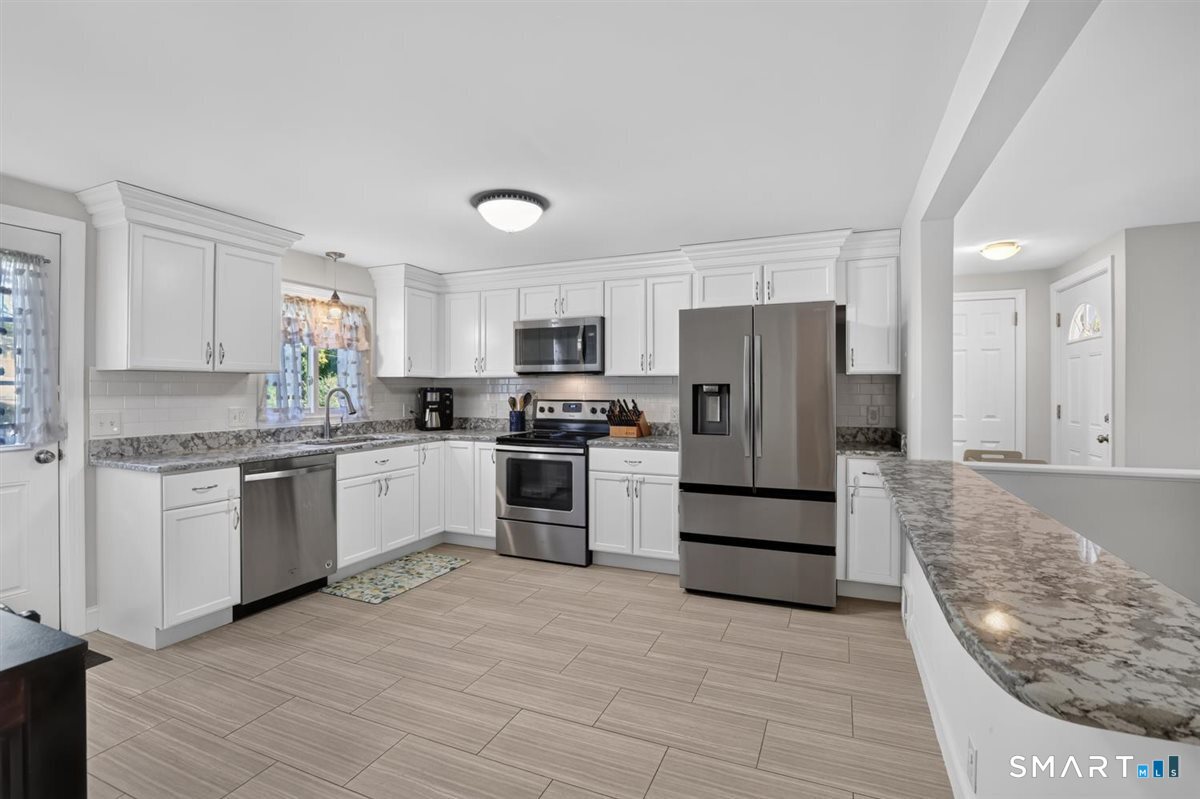 14 Gracewell Road Wethersfield, CT 06109 - Photo 9 of 30 Gallery Image 9
