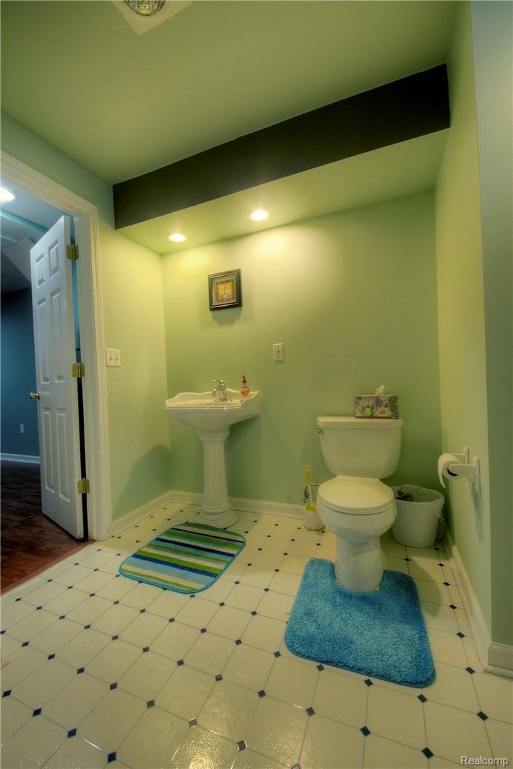 46401 Mornington Road Canton, MI 48188 - Photo 50 of 56 48 Full bath.jpg