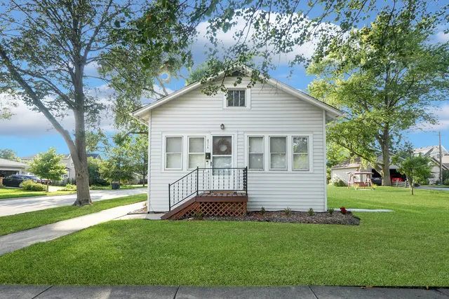 $2,300 | 4716 Douglas Road, Downers Grove, IL 60515