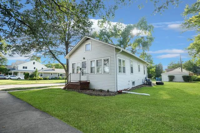 $2,300 | 4716 Douglas Road, Downers Grove, IL 60515