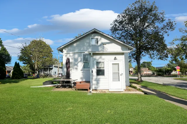 $2,300 | 4716 Douglas Road, Downers Grove, IL 60515