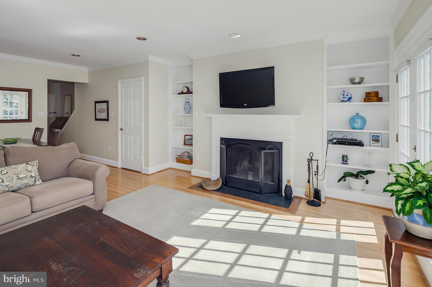 3281 Sutton Place Northwest, Unit B Washington, DC 20016 - Photo 8 of 29 Living Room