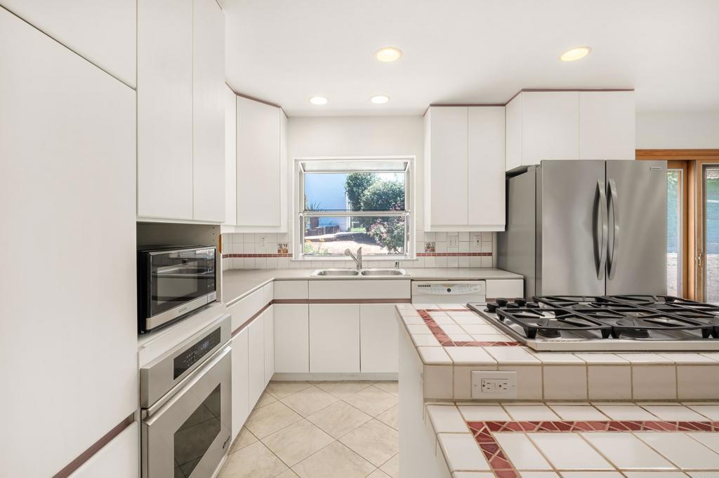 1216 Via Ramon Escondido, CA 92029 - Photo 11 of 37