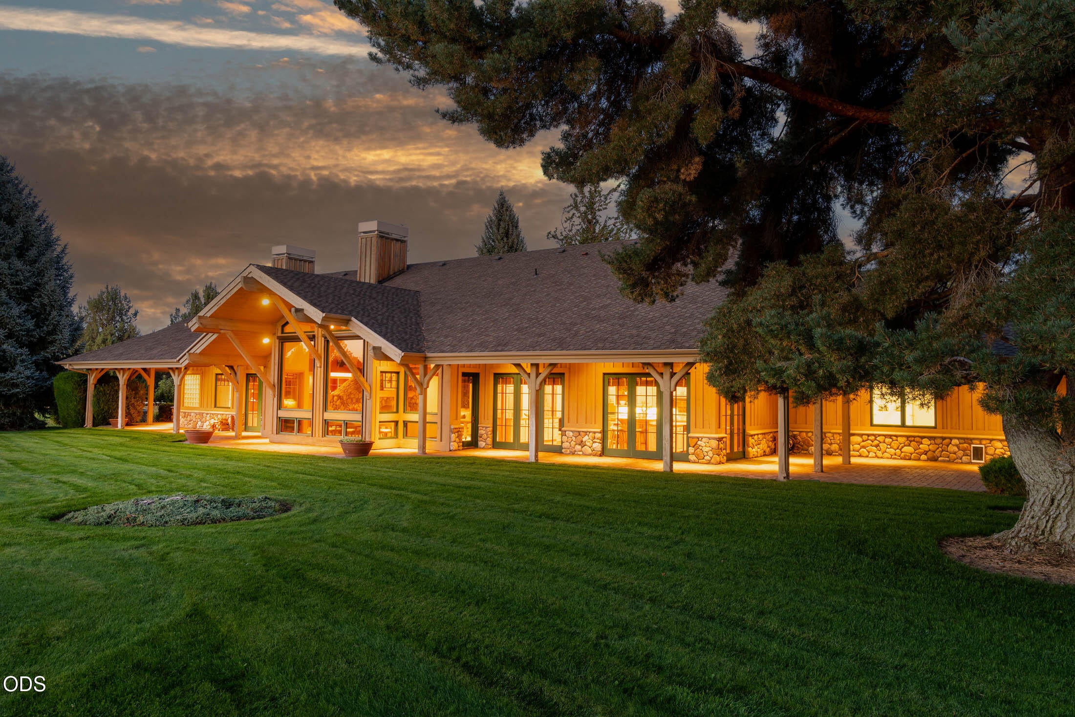 18975 Pinehurst Road Bend, OR 97703 - Photo 9 of 80 Gallery Image 9