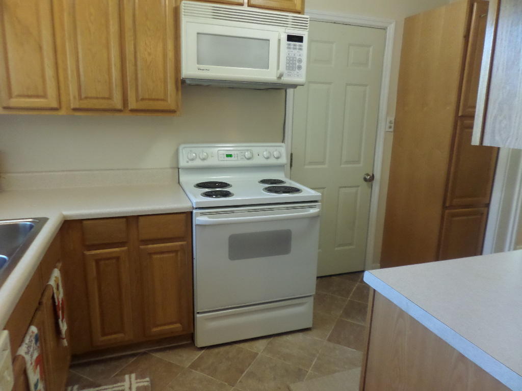 106 Peach Road Oak Ridge, TN 37830 - Photo 5 of 21 kitchen3