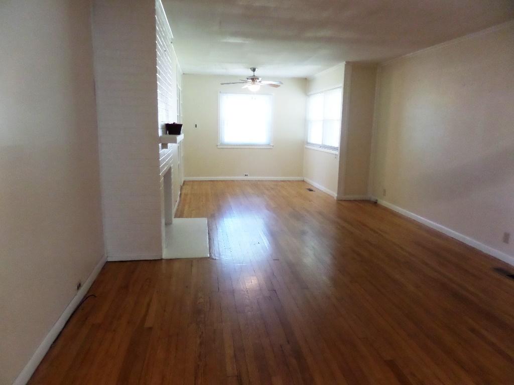 106 Peach Road Oak Ridge, TN 37830 - Photo 9 of 21 living2
