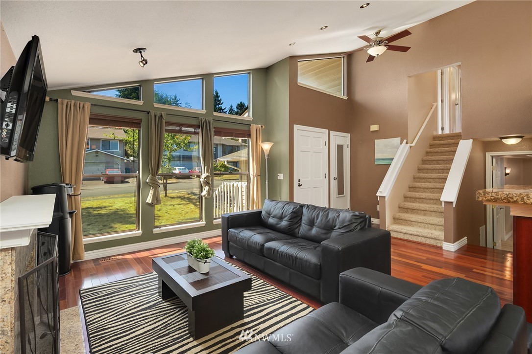 2714 Northeast 4th Court Renton, WA 98056 - Photo 3 of 24