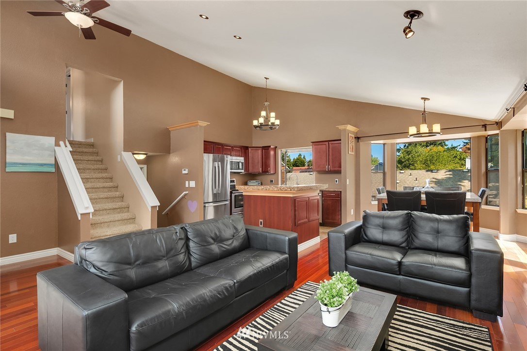 2714 Northeast 4th Court Renton, WA 98056 - Photo 4 of 24