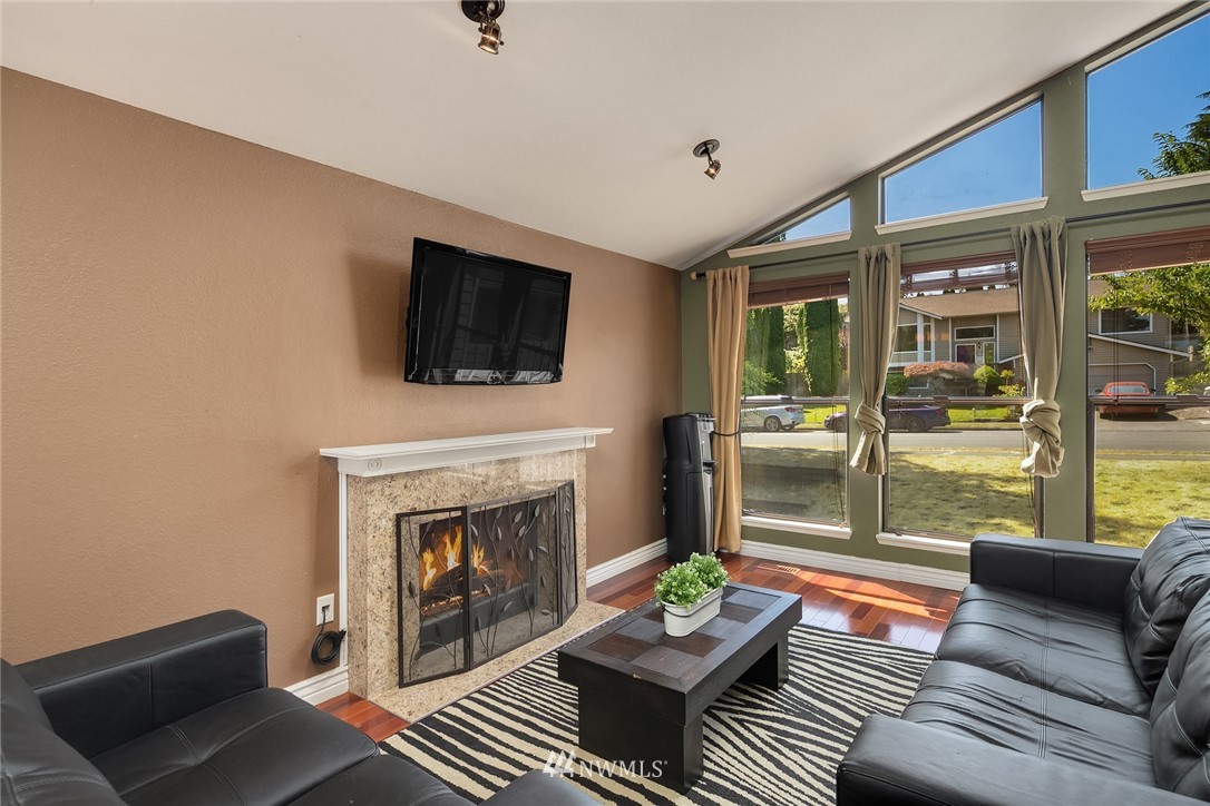 2714 Northeast 4th Court Renton, WA 98056 - Photo 5 of 24