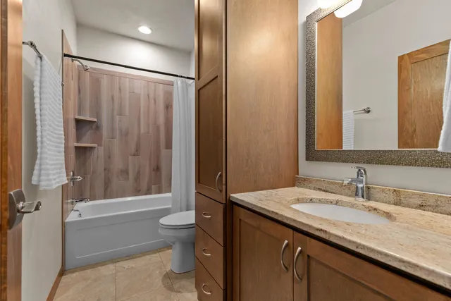 $685,000 | 1141 East Banta Court, Appleton, WI 54915