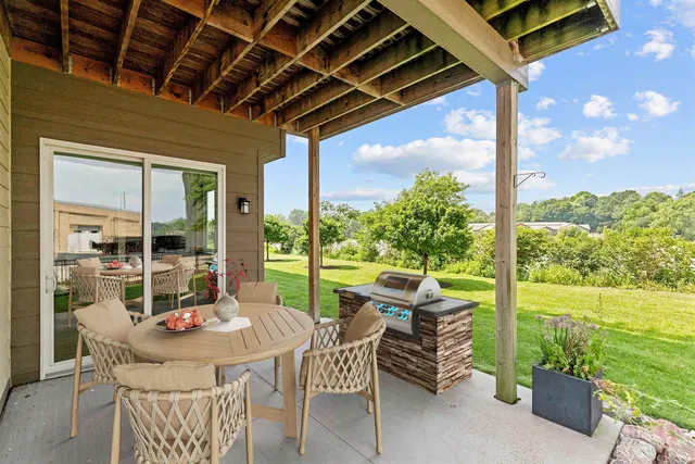 $685,000 | 1141 East Banta Court, Appleton, WI 54915