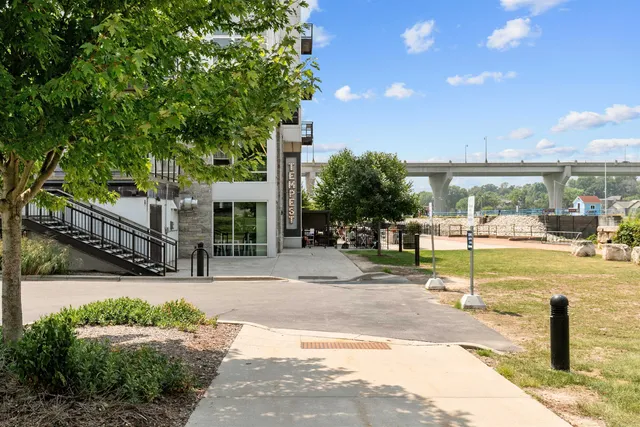 $685,000 | 1141 East Banta Court, Appleton, WI 54915