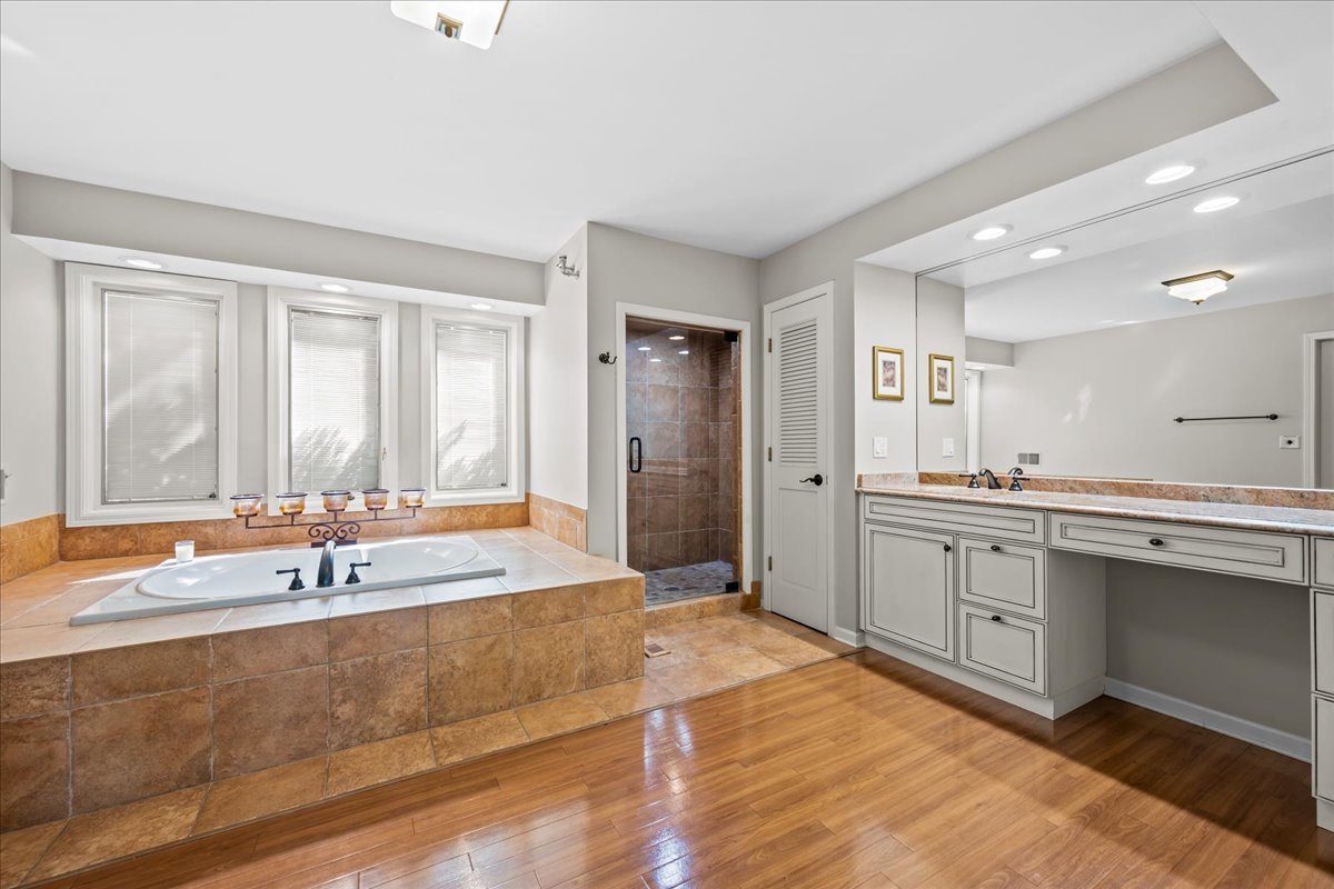510 Buena Road Lake Forest, IL 60045 - Photo 18 of 40 a spacious bathroom with a tub sink and mirror