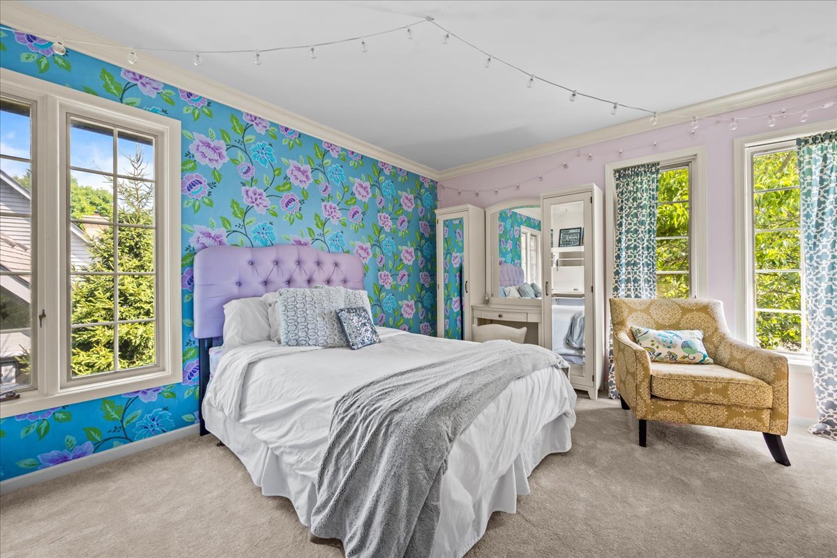 510 Buena Road Lake Forest, IL 60045 - Photo 23 of 40 a bedroom with a bed and a painting on the wall