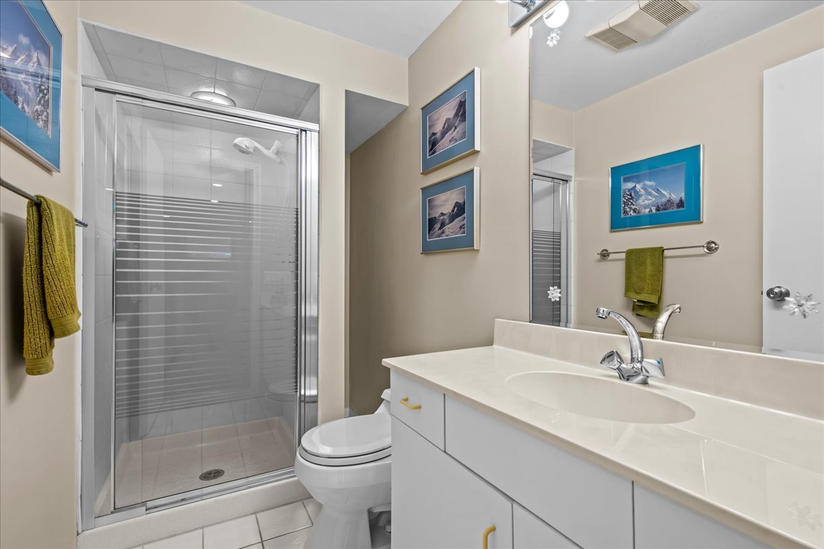 510 Buena Road Lake Forest, IL 60045 - Photo 30 of 40 a bathroom with a sink and a mirror