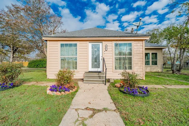 $199,999 | 301 East 2nd N Street, Kaufman, TX 75142