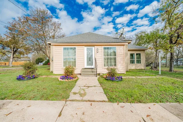 $199,999 | 301 East 2nd N Street, Kaufman, TX 75142