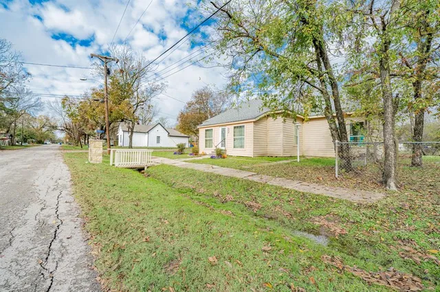 $199,999 | 301 East 2nd N Street, Kaufman, TX 75142