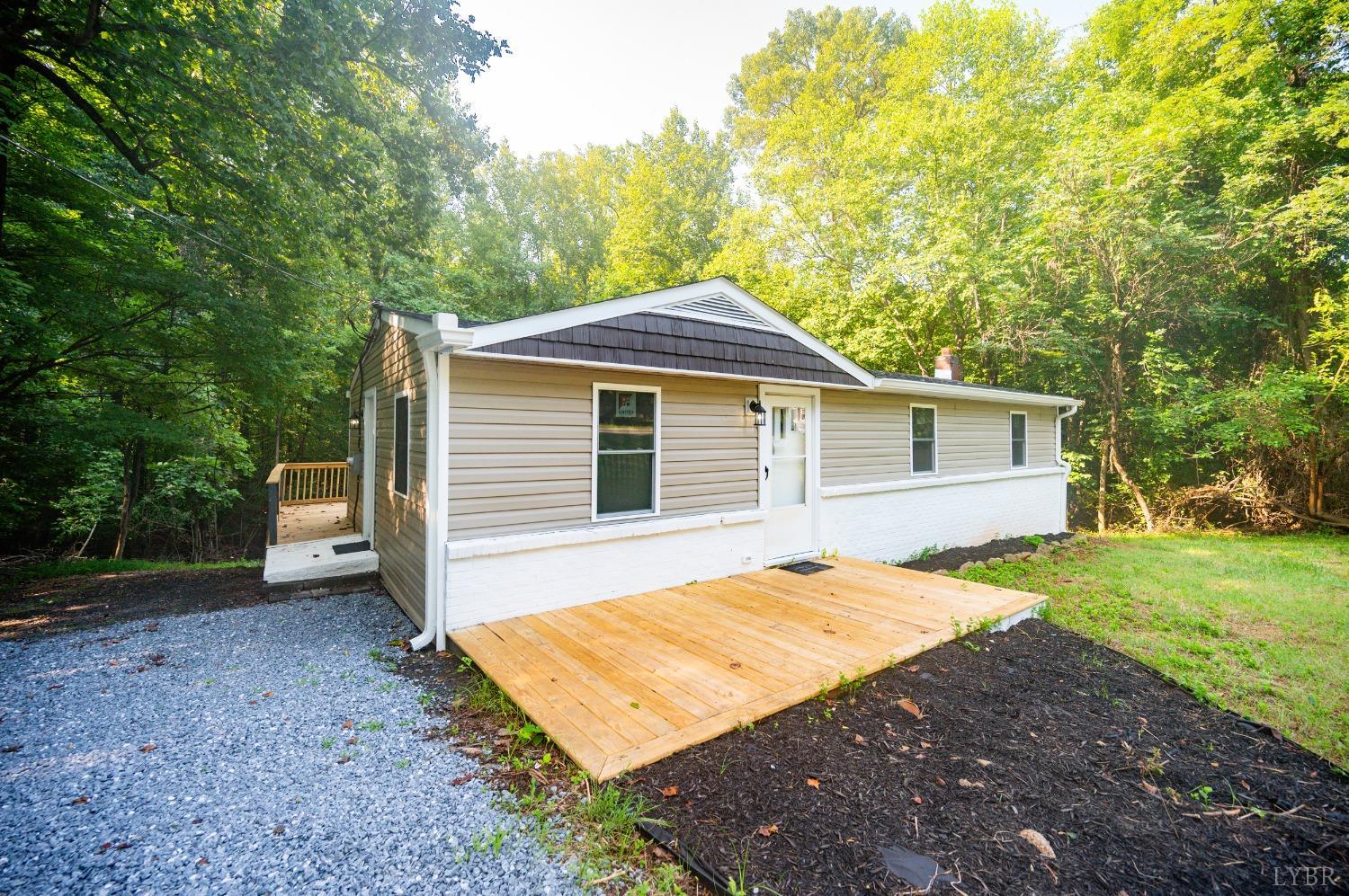 577 Thomas Road Madison Heights, VA 24572 - Photo 28 of 40 a front view of a house with yard
