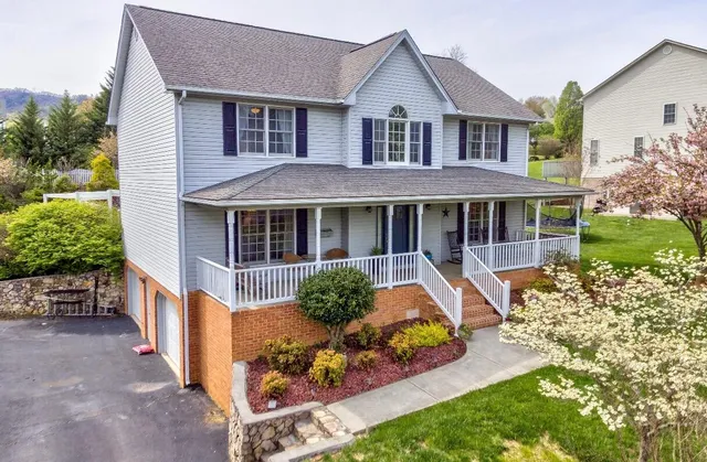 a view of a house with a yard