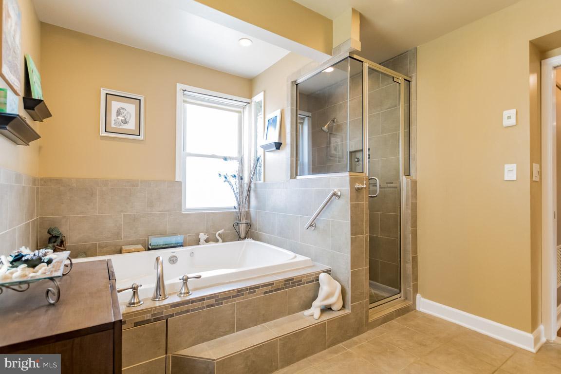 2912 Emerald Road Baltimore, MD 21234 - Photo 5 of 30 Dual Head Shower and Jetted Tub