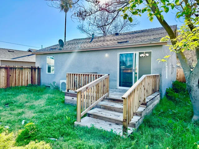 a view of a backyard