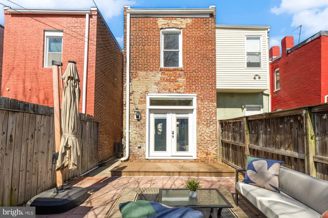a view of a bedroom with washer and dryer