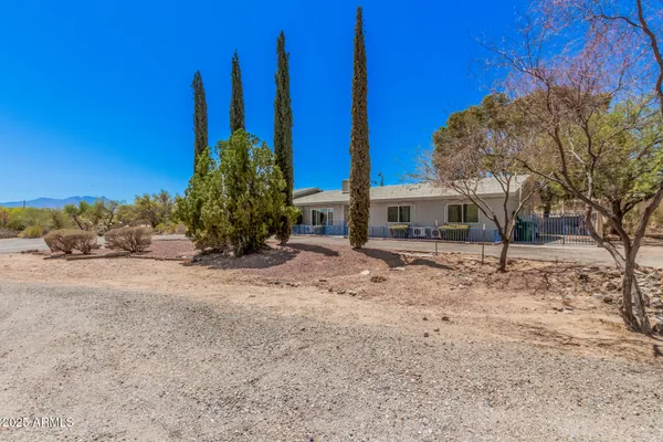 a view of a house with backyard and trees