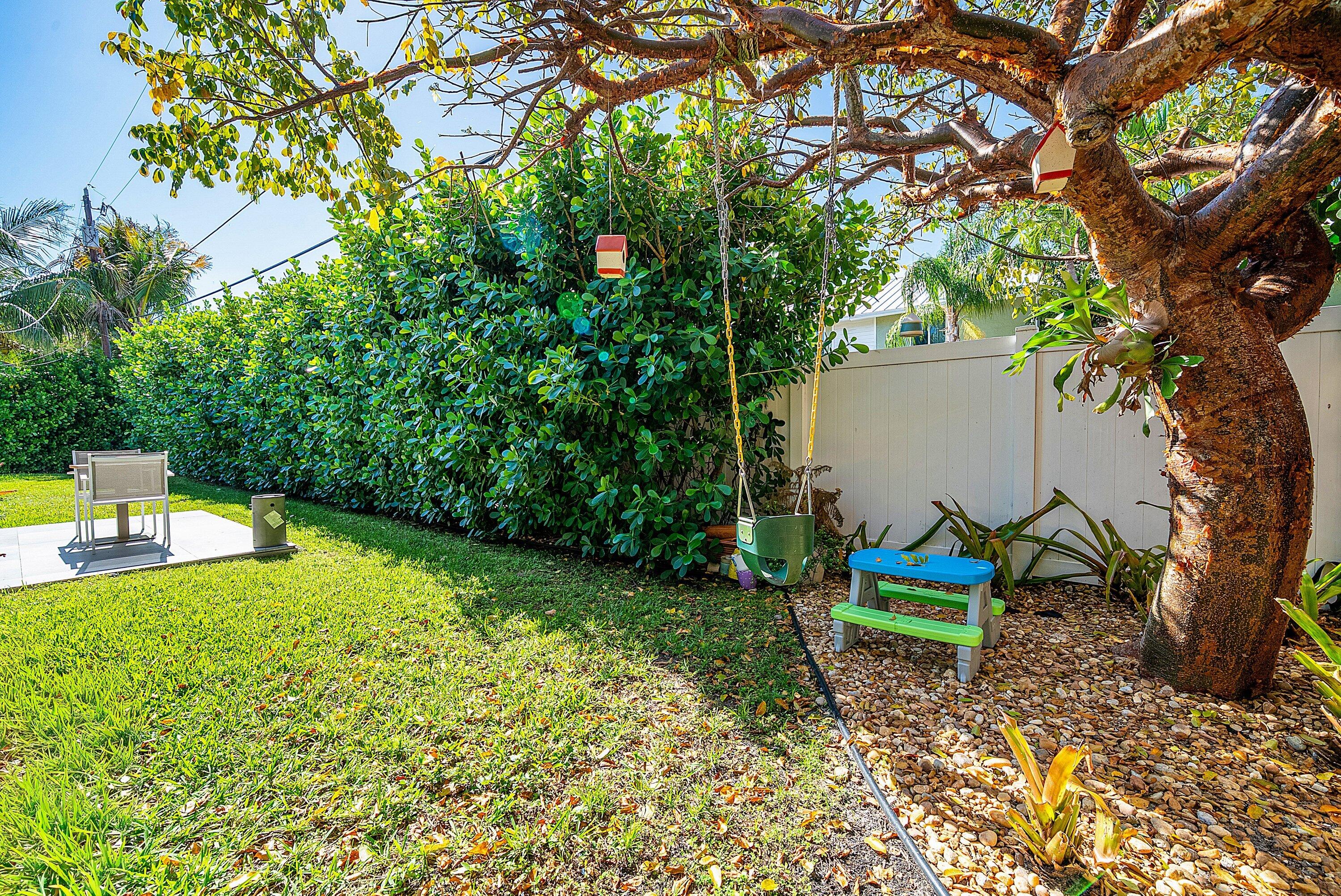 804 S Road Boynton Beach, FL 33435 - Photo 34 of 40 Lush Backyard